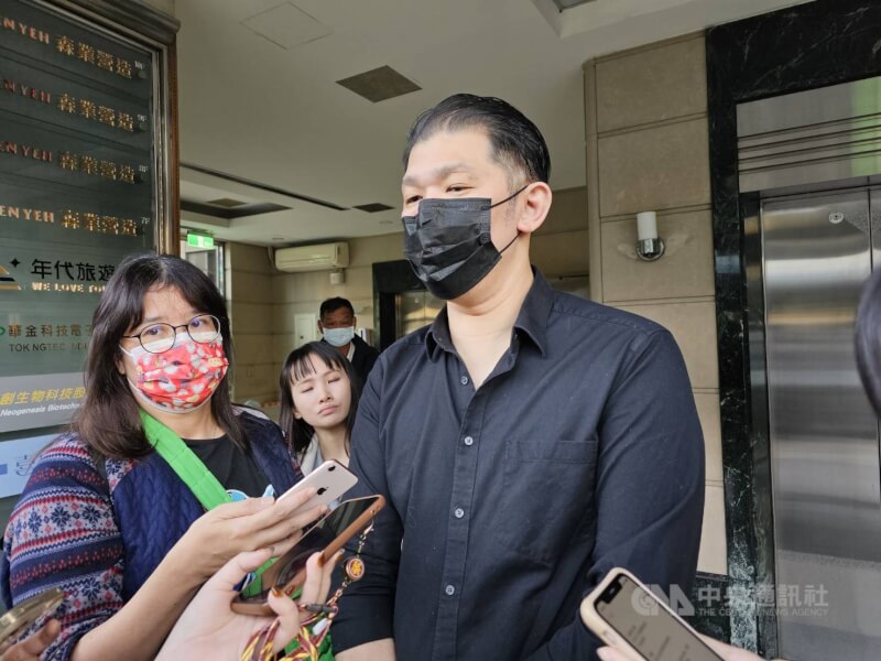 圖為113年2月年代旅遊總經理林大鈞出面說明富國島旅遊丟包風波。（中央社檔案照片）