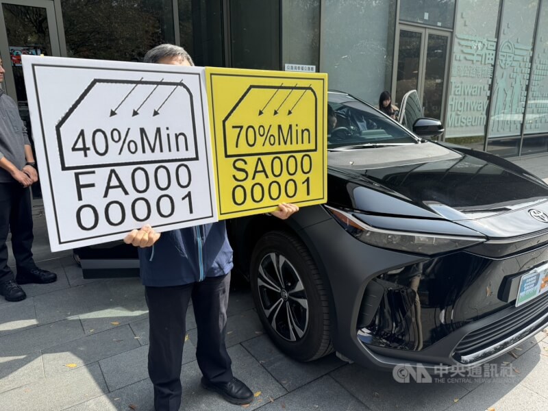 汽車隔熱紙須經過審核合格後才能黏貼，圖為合格標識的一種。（中央社檔案照片）