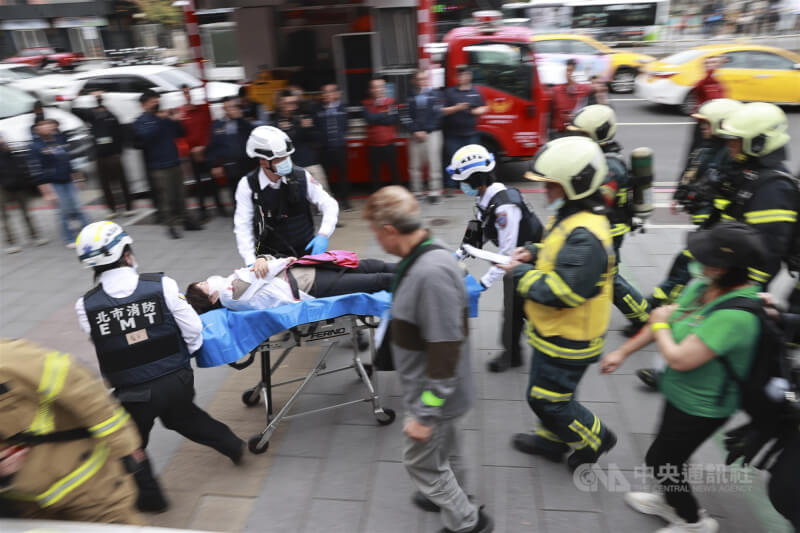 現場模擬攻擊事件發生後，救護人員趕抵現場進行大量傷患應變處置。中央社記者鄭清元攝　115年2月5日