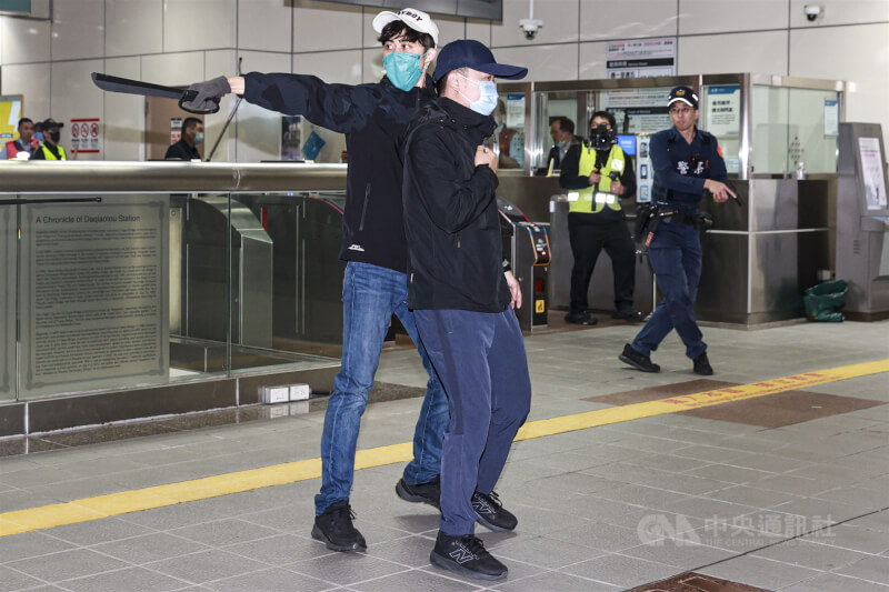 台北捷運大橋頭站及三重國小站「高強度無差別攻擊危安實兵演練」，模擬歹徒持刀在大橋頭站挾持人質，且造成人員傷亡。中央社記者鄭清元攝　115年2月5日