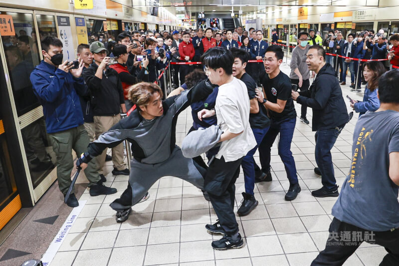 雙北市政府辦理高強度無差別攻擊危安實兵演練，模擬歹徒進入捷運站持刀攻擊，民眾倉皇逃生。中央社記者鄭清元攝　115年2月5日