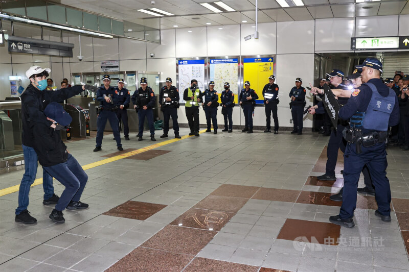 現場模擬歹徒持刀在大橋頭站挾持人質與大批警力對峙。中央社記者鄭清元攝　115年2月5日