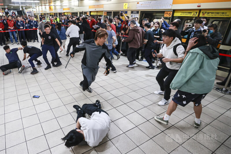 現場模擬歹徒於月台層持刀衝出攻擊旅客。中央社記者鄭清元攝　115年2月5日