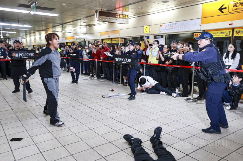 台北市政府、新北市政府5日下午在台北捷運大橋頭站及三重國小站辦理第3階段的「高強度無差別攻擊危安實兵演練」，模擬歹徒持刀攻擊月台旅客，警方立即到場與歹徒對峙。中央社記者鄭清元攝　115年2月5日