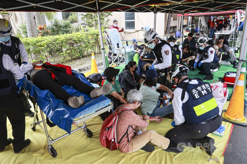 模擬攻擊事件後前進指揮所在大橋國小進行大量傷患應變處置。中央社記者鄭清元攝　115年2月5日