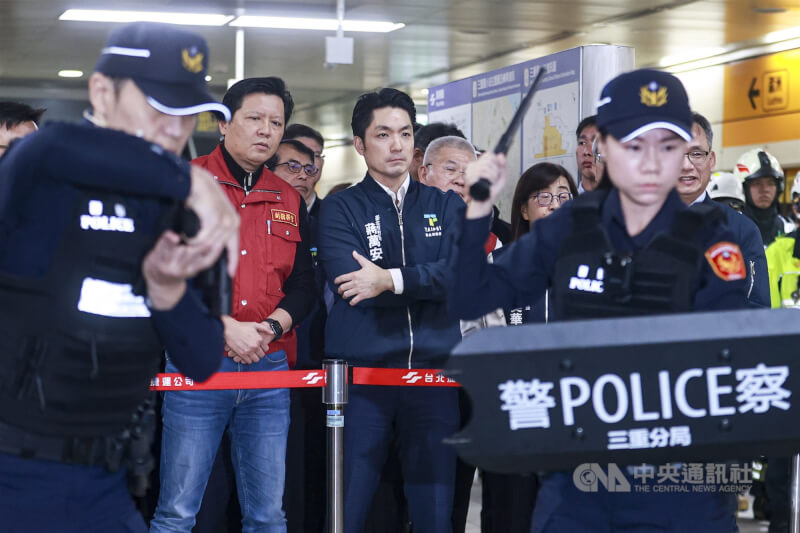 雙北市政府5日在台北捷運大橋頭站及三重國小站進行無差別攻擊危安實兵演練，台北市長蔣萬安（後中）與新北市副市長朱惕之（後中左）現場視導，近距離觀看演練過程。中央社記者鄭清元攝　115年2月5日