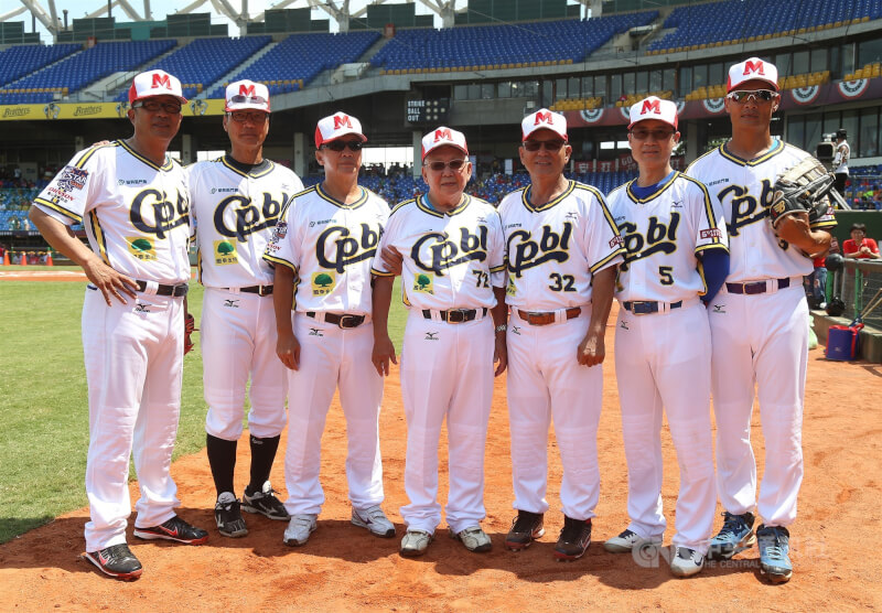 林琨瀚（右2）2015年參與中華職棒明星賽系列活動，在洲際棒球場舉行一場退役球星為主角的傳奇賽。（中央社檔案照片）