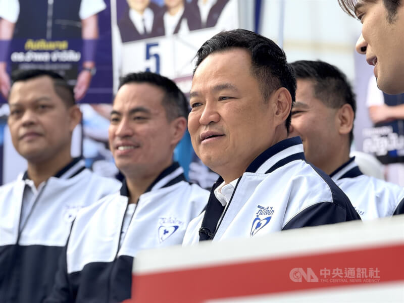 泰國總理阿努廷（左3）。（中央社檔案照片）