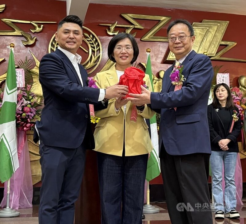 新北市議會民進黨團5日舉行總召集人暨幹部交接典禮，新任總召陳永福（前右）從卸任總召廖宜琨（前左）手中接下印信。前中為民進黨新北市黨部主委蘇巧慧。中央社記者曹亞沿攝　115年2月5日