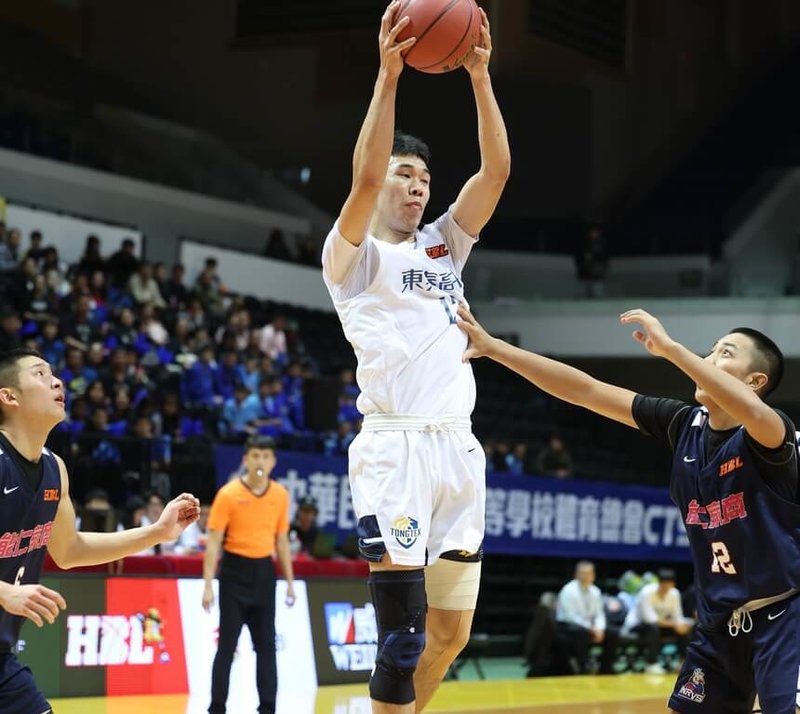 114學年度HBL高中籃球聯賽男子組8強賽程5日登場，東泰高中首戰面對能仁家商，靠著張勝淇（持球者）在終場前飆進致勝一擊，最後以73比71驚險搶下8強首勝。（高中體總提供）中央社記者陳容琛傳真　115年2月5日