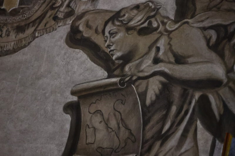 義大利媒體報導，羅馬市中心一座教堂內的天使壁畫，修復後面容神似義大利總理梅洛尼。（路透社）