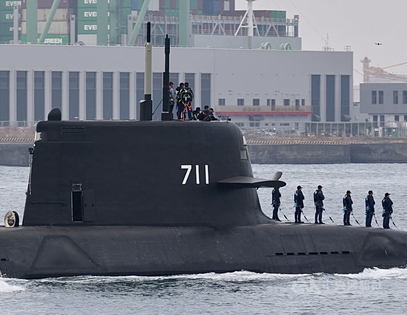 潛艦國造原型艦海鯤艦5日上午進行第3次潛航測試，艦上站著許多測試人員。中央社記者董俊志攝　115年2月5日