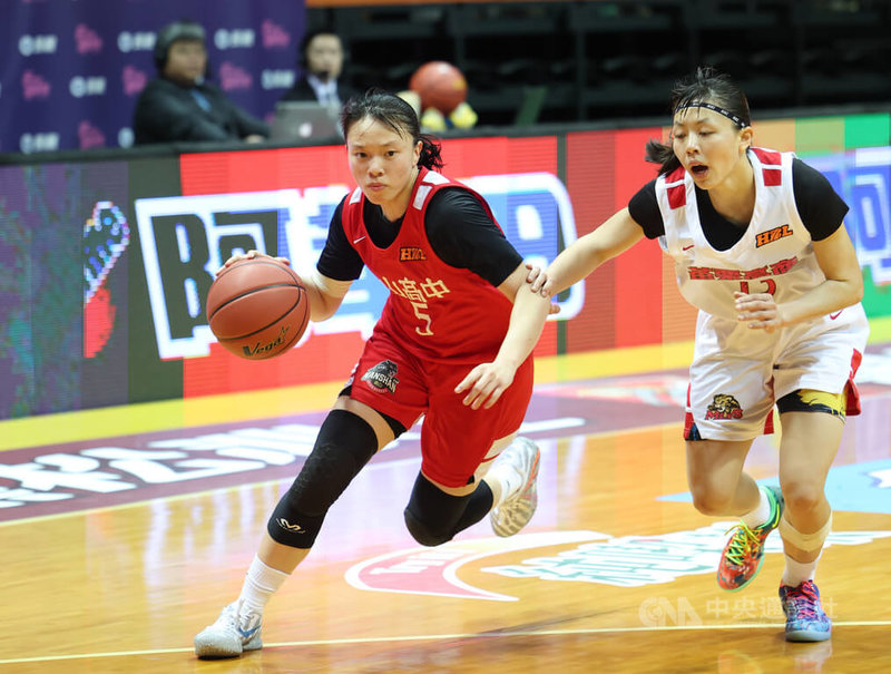 114學年度高中籃球聯賽女子組南山高中6日靠著主力球星林念臻（左）飆進33分、10助攻、10抄截，締造難得的「抄截大三元」紀錄，終場就以84比71擊敗苗栗高商。中央社記者張新偉攝　115年2月6日