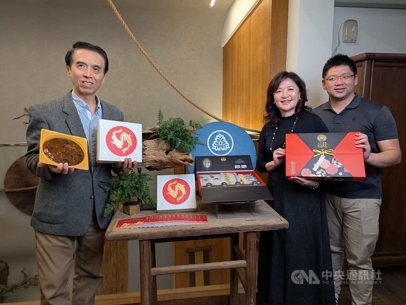 台中市工商發展投資策進會總幹事陳學聖（左）6日為糕餅業者行銷產品，他並表示，如何讓台中10大伴手禮讓更多人知道，是他任內目標。中央社記者蘇木春攝　115年2月6日