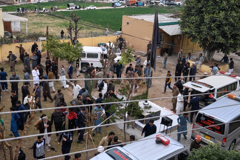 巴基斯坦伊斯蘭馬巴德一座什葉派清真寺6日遭遇自殺炸彈攻擊。圖為救援人員抵達事發現場救治傷者。（美聯社）