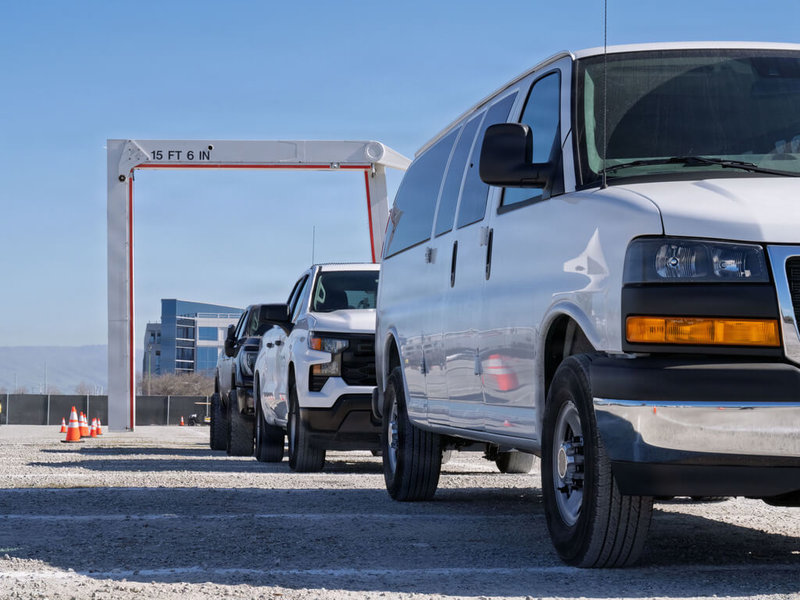 超級盃美式足球賽全美關注，美國政府出動國家級維安，海關與邊境保護局（CBP）派出巨型安檢門，針對進出球場的大型車輛進行安全檢查。（DVIDS提供）中央社記者林宏翰洛杉磯傳真　115年2月6日