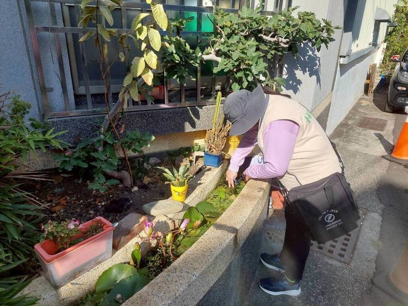 台南市出現115年首例登革熱境外移入病例，個案是越南籍女子，1月31日從高雄小港機場入境後發病。圖為台南病媒蚊監測人員巡檢戶外環境。（台南市政府提供）中央社記者張榮祥台南傳真　115年2月6日