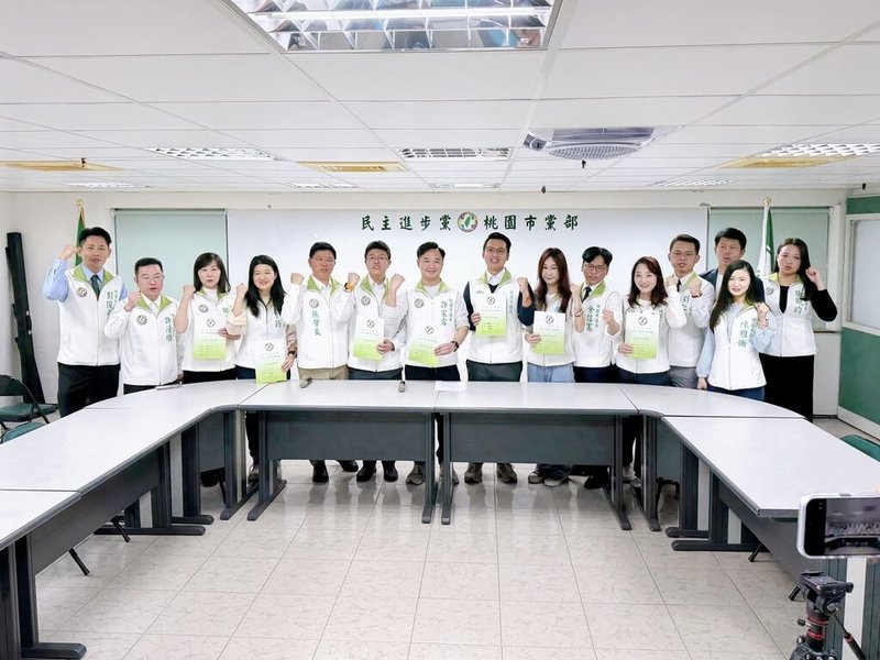 民進黨桃園市議員初選開跑,市議會民進黨團議員6日在市黨部聯合登記宣示,齊喊「民進黨全壘打」,展現爭取連任的氣勢。(黨團提供)中央社記者葉臻傳真 115年2月6日