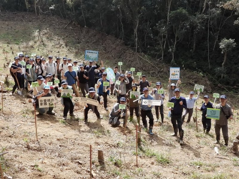 農業部林業及自然保育署南投分署6日在魚池鄉巒大事業區第22林班辦理生態造林暨護蛙活動，盼透過原生樹種造林，落實森林保育與生態永續理念。（林業及自然保育署南投分署提供）中央社記者蕭博陽南投縣傳真　115年2月6日