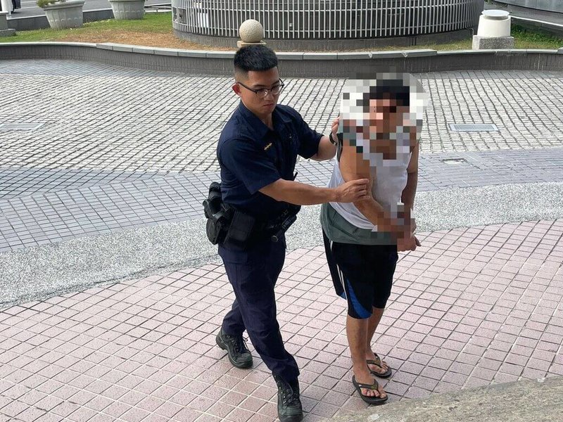 高雄市李姓婦人（右）6日下午醉酒狀態下於超商購物，結帳時與店員口角，李婦情緒失控竟持酒瓶砸傷店員，警方獲報到場逮捕李婦送辦。（高市新興警分局提供）中央社記者洪學廣傳真　115年2月6日