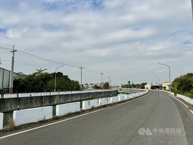 彰化縣石笱排水堤岸道路長期被員林市、大村鄉民眾當作往來通路，彰化縣政府將此水防道路提升為一般村里聯絡道路，由員林市公所及縣府籌措經費，改善路面平整度及整體通行環境，預計6月完工，盼提升整體通行環境，保障民眾行車安全。中央社記者鄭維真攝　115年2月6日