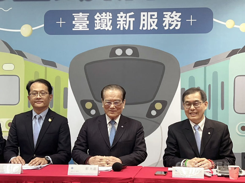 針對高鐵延伸宜蘭案，台鐵公司總經理馮輝昇（右）6日在新春媒體茶敘坦言，對台鐵運量、營收有一定影響，初步估算每年營收減少新台幣6.27億元。中央社記者黃巧雯攝　115年2月6日