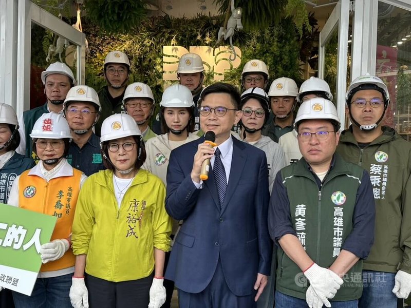 民進黨高雄市議員初選開跑，民進黨高雄市長參選人賴瑞隆（前右2）6日陪同市議會「南方問政聯盟」議員、參選人聯合領表造勢，賴瑞隆致詞表示，高雄的建設一棒接一棒，他將接下第4棒的角色，秉持跨黨派精神，集結所有支持高雄進步的力量。中央社記者林巧璉攝　115年2月6日