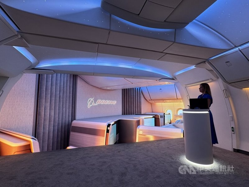 新加坡航展本週展開，波音（Boeing）展出模擬777X客機客艙空間。中央社記者吳昇鴻新加坡攝　115年2月6日