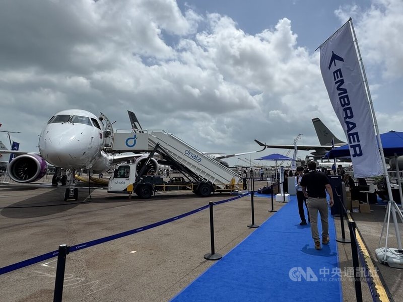 新加坡航展本週展開，各國國防與民用航空產業業者爭取商機。巴西航空工業（Embraer）展出E195-E2客機。中央社記者吳昇鴻新加坡攝　115年2月6日
