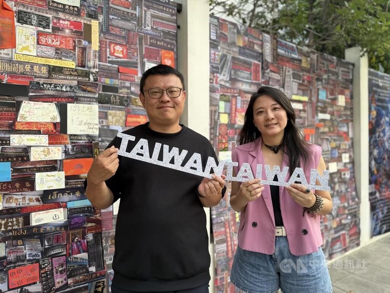 畢業於泰國藝術家大學的郭俞霈（右），長期觀察曼谷唐人街的城市風景，她將散落街頭的華文招牌集中呈現，邀請民眾重新審視這些「早已看見，卻很少細看」的日常物件。中央社記者李宗憲曼谷攝　115年2月6日