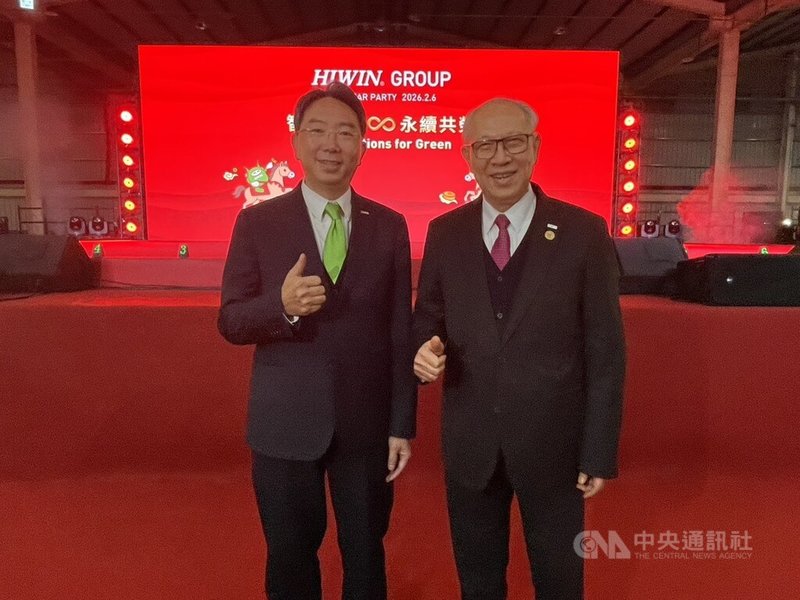 上銀6日晚間在台中舉行年終尾牙晚會，現場席開450桌，總獎金規模新台幣260萬元，集團總裁卓永財（右）和董事長卓文恒（左）同框現身。中央社記者鍾榮峰攝　115年2月6日