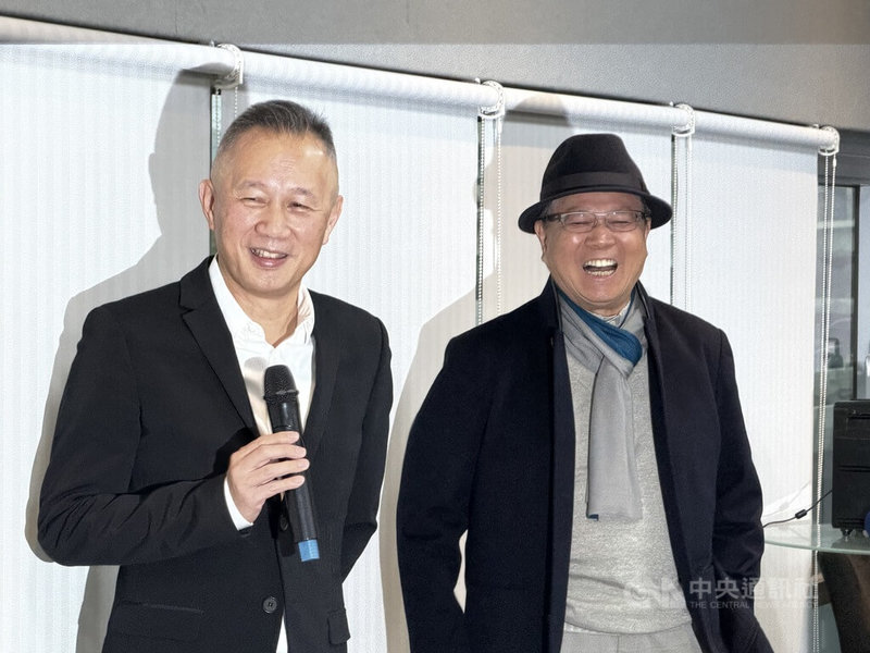 人工智慧（AI）伺服器代工廠緯創6日舉辦尾牙活動，董事長林憲銘（右）、總經理林建勳（左）接受媒體採訪表示，2026年訂單相當樂觀，能見度甚至已到2027年，看好未來兩年成長。中央社記者吳家豪攝　115年2月6日