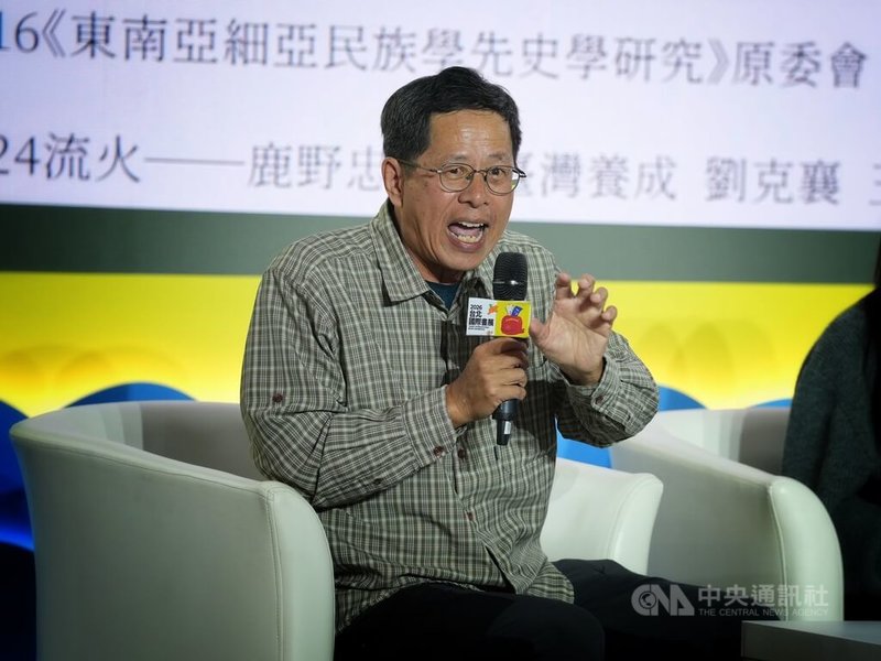 2026台北國際書展持續登場，作家劉克襄（左）6日下午在主題廣場出席座談，以「書寫、行動與反思：和島嶼互動的幾種方式」為題，分享他透過減碳旅行創造台灣新風景。中央社記者徐肇昌攝　115年2月6日