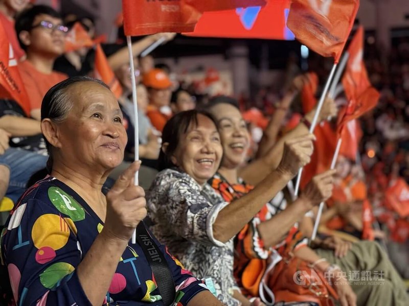 人民黨6日在曼谷青年中心舉行造勢活動，雖大部分與會支持者是年輕人，但仍有部分較年長的支持者。中央社記者李宗憲曼谷攝　115年2月6日