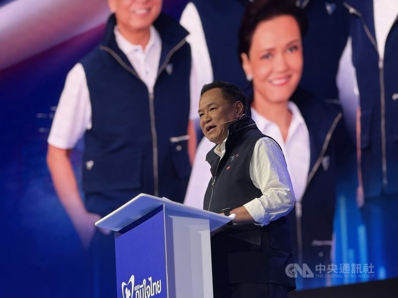 泰國泰自豪黨由現任總理阿努廷擔任第一順位總理候選人，爭取繼續執政的他，重點關注基層經濟發展和公衛政策，包括其聲稱能支持地方經濟的大麻政策。中央社記者李宗憲曼谷攝　115年2月6日