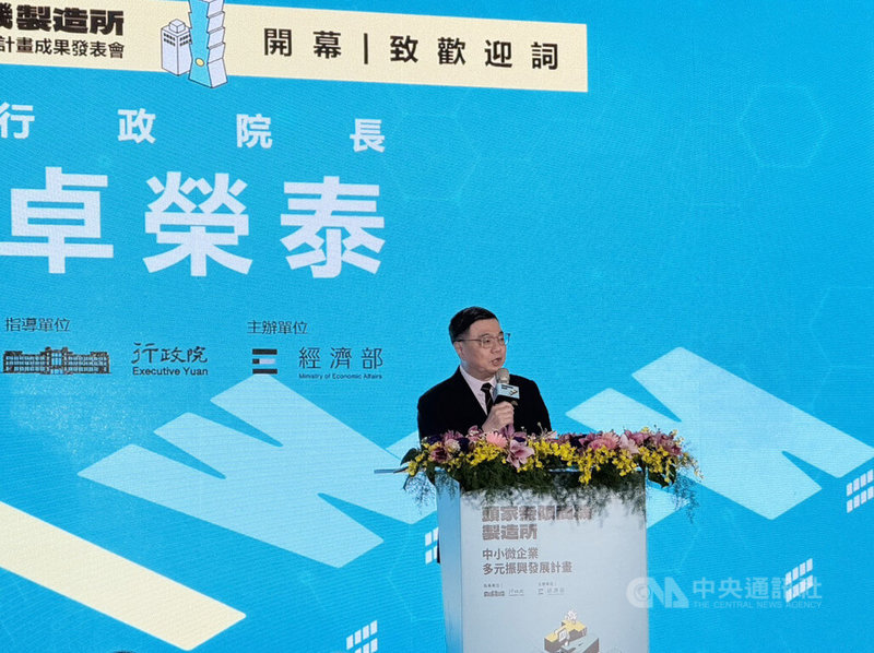 行政院長卓榮泰6日出席「中小微企業多元振興發展計畫成果發表會」開幕典禮，會前接受媒體訪問，談及立法院會1月三讀通過國軍老舊眷村改建條例修法。中央社記者曾智怡攝　115年2月6日