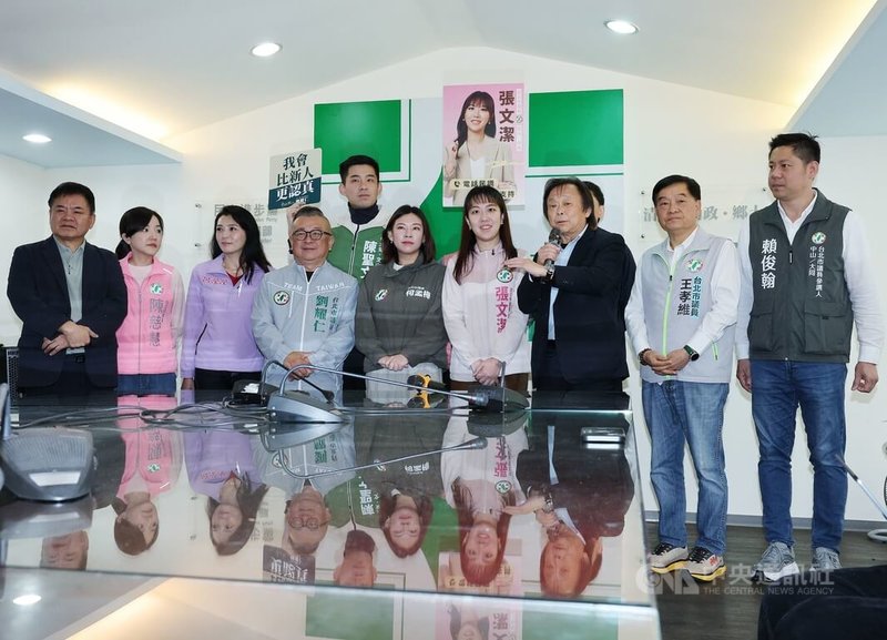 民進黨台北市議員初選登記6日邁入第3天。立委王世堅（右3）陪同泛英系議員登記，對於媒體問及是否有意願參選台北市長，當黨內的領頭羊，王世堅回應絕對沒有，黨內人才濟濟。中央社記者郭日曉攝　115年2月6日