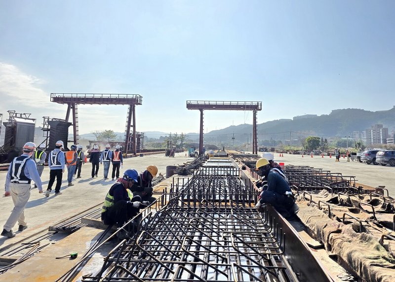 新北市政府地政局6日表示，泰山塭仔圳重劃區貴子坑溪跨溪橋梁工程進行中，施工廠商在工區內設置橋梁預鑄梁場（圖），將來組裝橋梁時，預計能減少24個月工期。（新北市府地政局提供）中央社記者黃旭昇傳真　115年2月6日