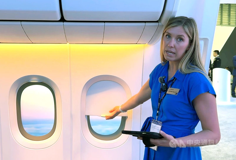 新加坡航展本週展開，波音（Boeing）展出模擬777X客機客艙。波音客艙與產品特色行銷區域總監卡利克解說內部空間。中央社記者吳昇鴻新加坡攝　115年2月6日