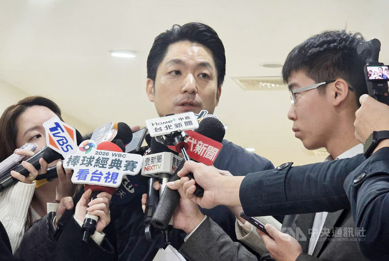 台北市長蔣萬安（中）6日受訪表示，日前出現漢他病毒死亡病例後，各局處已啟動全面清消，到目前為止，台北市沒有再新增任何一起漢他病毒案例。中央社記者陳昱婷攝　115年2月6日