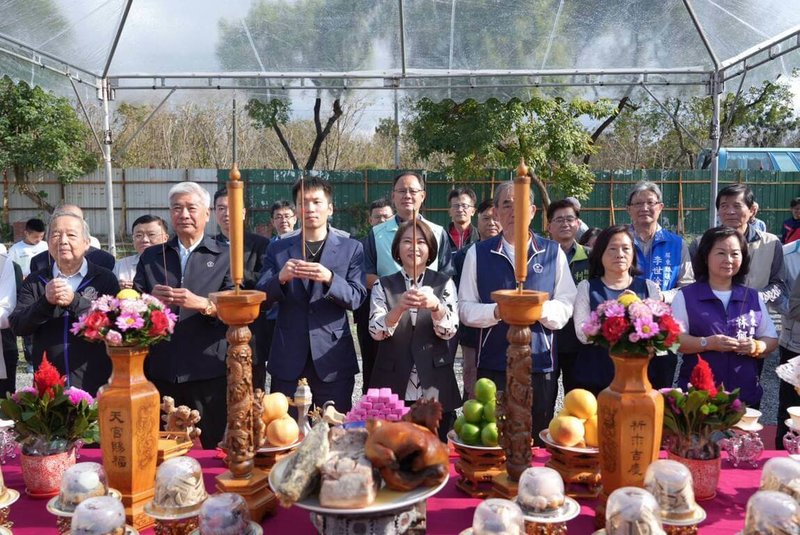 運動部持續貫徹全民運動環境，攜手屏東縣打造具有8面紅土球場的網球中心，6日舉行動土典禮，運動部長李洋（前左3）、屏東縣長周春米（前左4）出席。（運動部提供）中央社記者黎建忠傳真　115年2月6日