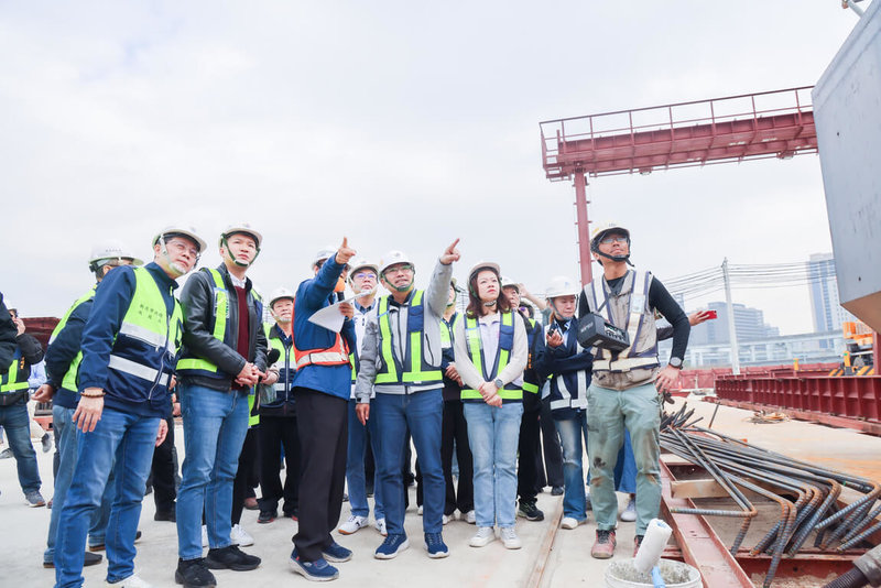 新北市長侯友宜（前左4）6日前往泰山塭仔圳重劃區視察貴子坑溪跨溪橋梁預鑄場，了解工程相關進展並聽取人員簡報。（新北市新聞局提供）中央社記者黃旭昇傳真　115年2月6日