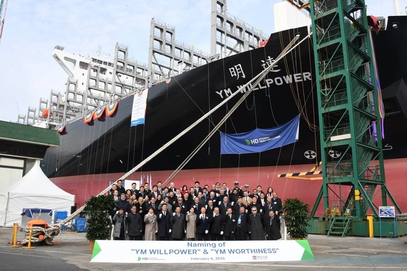 陽明海運4日舉辦首2艘LNG雙燃料貨櫃輪「連明輪」及「年明輪」新船命名典禮，由交通部長陳世凱妻子李昱芬（前排左6）擔任命名人，交通部長陳世凱（前排右6）、陽明海運董事長蔡豐明（前排左5）一同出席。（陽明海運提供）中央社記者吳家豪傳真　115年2月6日