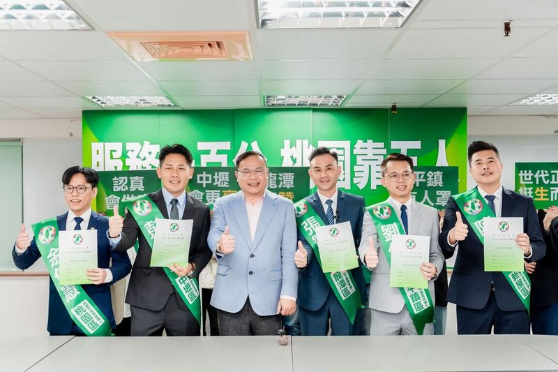 民進黨立委王義川（左3）陪同黨籍桃園市現任議員余信憲（左1）、彭俊豪（左2）、劉仁照（右2）、陳睿生（右1），以及投入第10選區（龍潭）初選的新人張贊聞（右3），至民進黨桃園市黨部遞交初選登記資料。（桃園市議會民進黨團提供）中央社記者葉臻傳真　115年2月6日