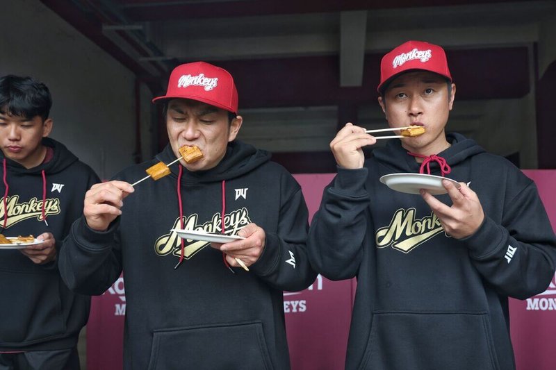 中華職棒樂天桃猿隊與日本職棒東北樂天金鷲隊合作，邀請金鷲球星銀次（右起）與岡島豪郎來台指導，桃猿球團6日特別安排BBQ烤肉聚餐，兩人大啖台式烤肉，體驗台灣飲食文化。（樂天桃猿隊提供）中央社記者蘇志畬傳真　115年2月6日