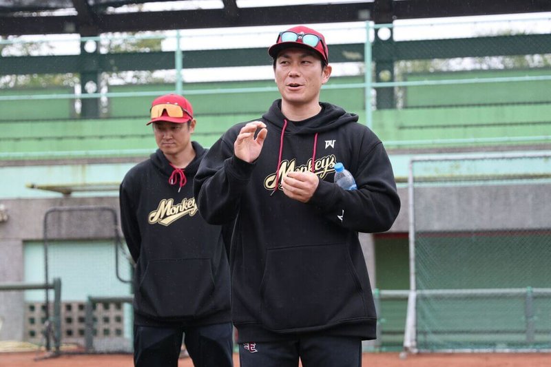 中華職棒樂天桃猿隊與日本職棒東北樂天金鷲隊合作，邀請球星銀次（左）與岡島豪郎（右）來台，投入為期3天的春訓指導，並與猿隊年輕球員分享實戰場上經驗。（樂天桃猿隊提供）中央社記者蘇志畬傳真　115年2月6日