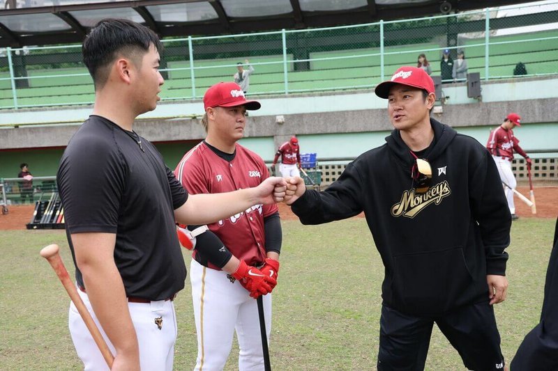 中華職棒樂天桃猿隊與日本職棒東北樂天金鷲隊合作，邀請球星銀次（右）擔任大使來台，在青埔運動公園棒球場指導猿隊年輕球員，為期3天的春訓指導6日進入最終日。（樂天桃猿隊提供）中央社記者蘇志畬傳真　115年2月6日