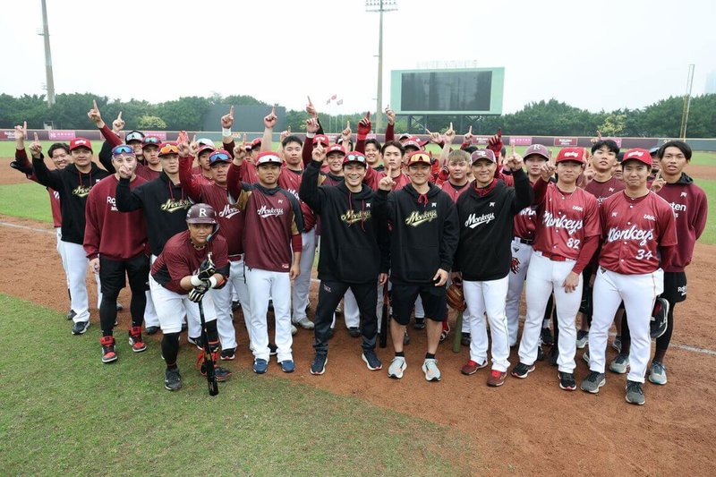 中華職棒樂天桃猿隊與日本職棒東北樂天金鷲隊合作，邀請球星銀次（前排黑衣中）與岡島豪郎（前排黑衣左）跨海來台，在青埔運動公園棒球場進行為期3天的指導，6日進入最終日。（樂天桃猿隊提供）中央社記者蘇志畬傳真　115年2月6日
