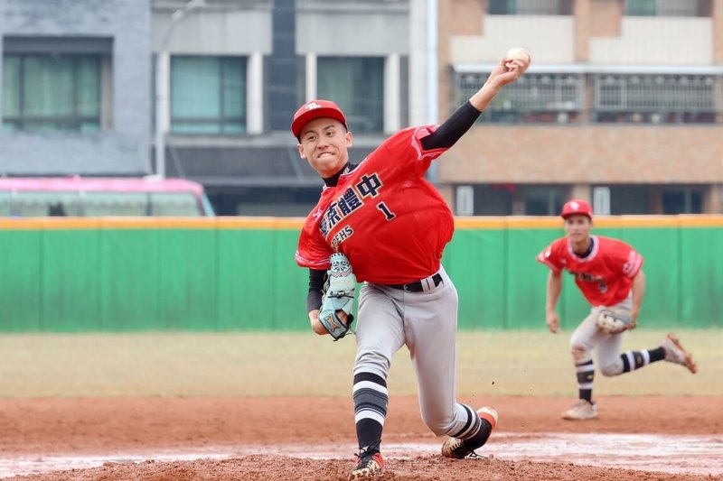 114學年度高中棒球聯賽（木棒組）第2階段賽程6日開打，台東體中與麥寮高中鏖戰至延長賽第8局，東體投手曾睿豪（前）順利回穩守成，助隊以7比6拿下勝利。（學生棒球運動聯盟提供）中央社記者謝靜雯傳真　115年2月6日