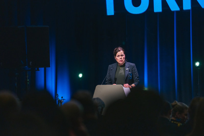 美國北極研究委員會主席丹斯4日接受挪威媒體訪問時表示，格陵蘭人健康狀況不良、沒有自由、在就業市場受歧視等，其發言引起格陵蘭裔丹麥國會議員拉森（Aaja Chemnitz Larsen，圖）強烈批評。圖為拉森在挪威參加「北極前沿會議」發表演說。（北極前沿會議提供）中央社記者辜泳秝斯德哥爾摩傳真　115年2月6日